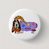 Basset Hound en pyjama avec un ours en peluche