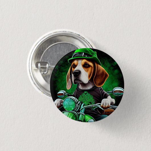 Badge Rond 2,50 Cm Beagle Chien conduisant vélo St. Patrick's Day (Devant & derrière)