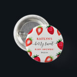 Badge Rond 2,50 Cm Berry Sweet Fraise Baby shower Favoriser<br><div class="desc">Ces boutons de fraise sont parfaits pour tous ceux qui célèbrent un baby shower cette année. Le design comprend des fraises aquarelles peintes à la main et un libellé modèle facile à personnaliser. Des éléments de partie correspondants se trouvent dans la collection.</div>