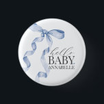 Badge Rond 2,50 Cm Bleu Bonjour Bébé Bow Fille Baby shower Faveurs<br><div class="desc">Élevez votre baby shower avec ce Décor de la Coquette Blue Bow Party! Ce design intemporel ajoute une touche d'élégance et de charme à tout événement, avec un arc magnifiquement ouvragé orné de délicates teintes bleues. Cette collection impressionne vos invités et crée des souvenirs durables et est parfaite pour ajouter...</div>