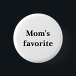 Badge Rond 2,50 Cm Bouton blanc rond "préféré de maman"<br><div class="desc">Une citation humoristique sur un petit bouton rond dont on se souviendra ! Le texte noir et élégant dit : "Le favori de maman." Voici comment gérer la rivalité des frères et soeurs avec un sourire. Serait aussi mignon à la prochaine réunion de famille. Vous pouvez également modifier le libellé...</div>