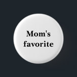 Badge Rond 2,50 Cm Bouton blanc rond "préféré de maman"<br><div class="desc">Une citation humoristique sur un petit bouton rond dont on se souviendra ! Le texte noir et élégant dit : "Le favori de maman." Voici comment gérer la rivalité des frères et soeurs avec un sourire. Serait aussi mignon à la prochaine réunion de famille. Vous pouvez également modifier le libellé...</div>