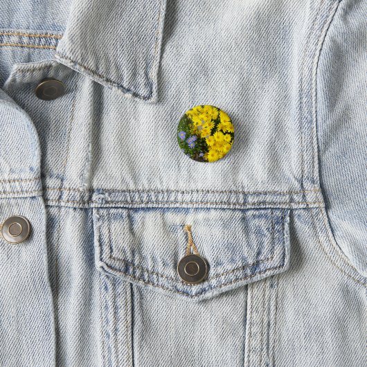 Badge Rond 2,50 Cm Bouton de marguerites jaunes et violettes (En situation)