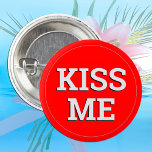 Badge Rond 2,50 Cm Bouton KISS ME fun / Retro Party - rouge<br><div class="desc">Boutons fantastiques : Bouton classique avec le texte "KISS ME" - mode fun,  fête universitaire,  Père Noël secrète,  célébrations de bureau / soirée dehors. Modifier facilement la couleur arrière - plan dans la conception d'édition.</div>