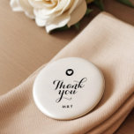 Badge Rond 2,50 Cm Bouton Pin de Merci de Monogramme de Coeur Moderne<br><div class="desc">Ajoutez une touche de modernité à vos cadeaux de "Merci" avec ce coeur moderne merci épingle bouton. Doté d'un design épuré avec les initiales du couple et d'un graphique cardiaque, ce bouton est le cadeau idéal pour vos invités mariages, demoiselles d'honneur et groomsmen aux mariages, douches nuptiales, anniversaires ou toute...</div>