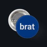 Badge Rond 2,50 Cm Brat drôle cool minimaliste typographie blanc bleu<br><div class="desc">Brat minimaliste typographie moderne drôle cool bleu et blanc bouton. Texte blanc entièrement personnalisable sur arrière - plan de couleur bleu modifiable.</div>