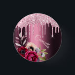 Badge Rond 2,50 Cm Burgundy rose parties scintillant goutte métal nom<br><div class="desc">Faux parties scintillant rose goutte à goutte, la peinture goutte à goutte sur un arrière - plan bordeaux faux métallique. Fleurs bordeaux et dorées roses. Personnalisez et ajoutez un nom. Le nom en rose pastel est écrit avec un script de style moderne et tendance écrit à la main. Texte courbe,...</div>