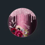 Badge Rond 2,50 Cm Burgundy rose parties scintillant goutte métal nom<br><div class="desc">Faux parties scintillant rose goutte à goutte, la peinture goutte à goutte sur un arrière - plan bordeaux faux métallique. Fleurs bordeaux et dorées roses. Personnalisez et ajoutez un nom. Le nom en rose pastel est écrit avec un script de style moderne et tendance écrit à la main. Texte courbe,...</div>