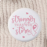 Badge Rond 2,50 Cm Cancer du sein Ruban rose<br><div class="desc">Un bouton décoré en rose avec les mots encourageants "Plus fort que la tempête". Un rappel pour les guerriers du cancer du sein et les survivants qu'ils peuvent combattre cette maladie.</div>
