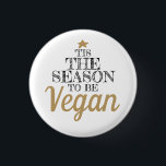 Badge Rond 2,50 Cm 'C'est la saison pour être Vegan noir et or texte<br><div class="desc">Ce bouton blanc de Noël comporte une légende noire et or dans les polices modernes qui dit "C'est la saison pour être Vegan,  et est décoré avec une minuscule étoile d'or</div>