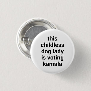 Badge Rond 2,50 Cm Cette dame de chien sans enfant vote le kamala bla