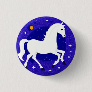 Badge Rond 2,50 Cm Cheval Blanc Élégant dans une Affichage de Nuit Co