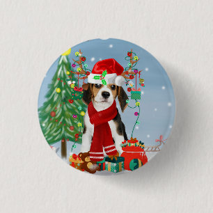 Badge Rond 2,50 Cm Chien beagle en neige avec cadeaux de Noël