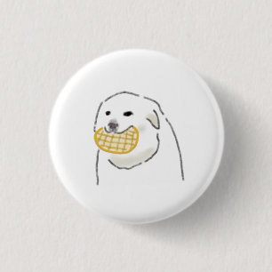 Badge Rond 2,50 Cm Chien Blanc Tenant Une Gaufre Cuite Dans Sa Gueule