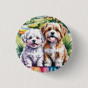Badge Rond 2,50 Cm Chiots mignons et duveteux dans le parc municipal