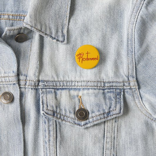 Badge Rond 2,50 Cm Chrétien "racheté" avec Croix et Coeurs Jaune (En situation)