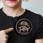 Badge Rond 2,50 Cm Cinquante-50ème anniversaire script photo rose ros<br><div class="desc">Cinquante parties scintillant style effet texte de script en rose rose et des teintes sliver sur le badge de bouton épingle noire. Personnalisez cette épingle de fête du 50e anniversaire avec votre propre photo de votre fille d'anniversaire et message, actuellement lit cinquante et fabuleux! D'autres années et les articles correspondants...</div>