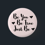 Badge Rond 2,50 Cm Citation positive tendance pour être vous-même<br><div class="desc">La typographie branchée "Sois vrai,  sois juste" inspirant des mots à partager.</div>