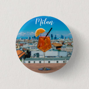 Badge Rond 2,50 Cm Cocktail Spritz sur une table avec vue sur Milan