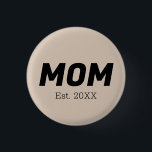 Badge Rond 2,50 Cm Couleur de tendance - Bouton Maman Taupe Douce<br><div class="desc">Voici la couleur de printemps tendance : Soft Taupe. Bouton moderne et élégant avec texte personnalisable, date établie par maman. Son design simple et épuré aux couleurs solides offre un charme intemporel. Découvrez nos couleurs printanières tendance pour plus de produits dans la même ombre ou découvrez d'autres teintes élégantes et...</div>