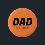 Badge Rond 2,50 Cm Couleur de tendance - Bouton Papa Tangerine Fraîch<br><div class="desc">Voici la couleur printanière tendance : Tangerine fraîche. Bouton moderne et élégant avec texte personnalisable, papa date établie. Son design simple et épuré aux couleurs solides offre un charme intemporel. Découvrez nos couleurs printanières tendance pour plus de produits dans la même ombre ou découvrez d'autres teintes élégantes et colorées pour...</div>