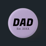 Badge Rond 2,50 Cm Couleur de tendance - Bouton papa violet doux<br><div class="desc">Voici la couleur de printemps tendance : Violet doux. Bouton moderne et élégant avec texte personnalisable, papa date établie. Son design simple et épuré aux couleurs solides offre un charme intemporel. Découvrez nos couleurs printanières tendance pour plus de produits dans la même ombre ou découvrez d'autres teintes élégantes et colorées...</div>