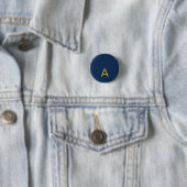 Badge Rond 2,50 Cm Couleur Or & Bleu Monogramme Initial Professionnel (En situation)