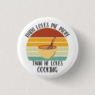 Badge Rond 2,50 Cm CUSTOM Dada M'Aime Plus Qu'Il N'Aime La Cuisine