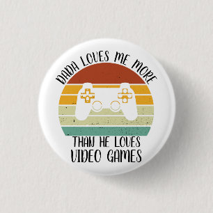 Badge Rond 2,50 Cm CUSTOM Dada M'Aime Plus Qu'Il N'Aime Le Jeu Vidéo