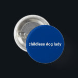 Badge Rond 2,50 Cm Dame de chien sans enfant minimaliste moderne drôl<br><div class="desc">chien sans enfant dame minimaliste moderne femmes humoristique bouton cool. Texte blanc entièrement personnalisable sur arrière - plan de couleur bleu modifiable.</div>