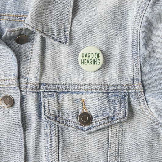 Badge Rond 2,50 Cm Deafness Basic Green Lettering Difficile à entendr (En situation)