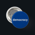 Badge Rond 2,50 Cm Démocratie simple texte minimaliste blanc et bleu<br><div class="desc">Démocratie simple minimaliste typographie moderne bleu démocrate bouton. Texte blanc entièrement personnalisable sur arrière - plan de couleur bleu modifiable.</div>