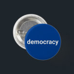 Badge Rond 2,50 Cm Démocratie simple texte minimaliste blanc et bleu<br><div class="desc">Démocratie simple minimaliste typographie moderne bleu démocrate bouton. Texte blanc entièrement personnalisable sur arrière - plan de couleur bleu modifiable.</div>