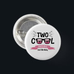 Badge Rond 2,50 Cm Deux filles Cool 2e anniversaire<br><div class="desc">Célébrez dans le style avec ces boutons amusants et très tendance de 2ème anniversaire. Le design est facile à personnaliser avec votre libellé d'événement spécial et vos invités seront ravis quand ils verront ces boutons fabuleux. Les éléments correspondants se trouvent dans la collection.</div>