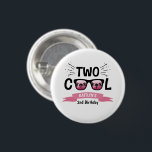 Badge Rond 2,50 Cm Deux filles Cool 2e anniversaire<br><div class="desc">Célébrez dans le style avec ces boutons amusants et très tendance de 2ème anniversaire. Le design est facile à personnaliser avec votre libellé d'événement spécial et vos invités seront ravis quand ils verront ces boutons fabuleux. Les éléments correspondants se trouvent dans la collection.</div>