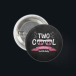 Badge Rond 2,50 Cm Deux filles Cool Chalkboard 2e anniversaire<br><div class="desc">Célébrez dans le style avec ces boutons amusants et très tendance de 2ème anniversaire. Le design est facile à personnaliser avec votre libellé d'événement spécial et vos invités seront ravis quand ils verront ces boutons fabuleux. Les éléments correspondants se trouvent dans la collection.</div>