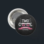 Badge Rond 2,50 Cm Deux filles Cool Chalkboard 2e anniversaire<br><div class="desc">Célébrez dans le style avec ces boutons amusants et très tendance de 2ème anniversaire. Le design est facile à personnaliser avec votre libellé d'événement spécial et vos invités seront ravis quand ils verront ces boutons fabuleux. Les éléments correspondants se trouvent dans la collection.</div>