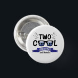 Badge Rond 2,50 Cm Deux garçons Cool 2e anniversaire<br><div class="desc">Célébrez dans le style avec ces boutons amusants et très tendance de 2ème anniversaire. Le design est facile à personnaliser avec votre libellé d'événement spécial et vos invités seront ravis quand ils verront ces boutons fabuleux. Les éléments correspondants se trouvent dans la collection.</div>