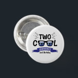 Badge Rond 2,50 Cm Deux garçons Cool 2e anniversaire<br><div class="desc">Célébrez dans le style avec ces boutons amusants et très tendance de 2ème anniversaire. Le design est facile à personnaliser avec votre libellé d'événement spécial et vos invités seront ravis quand ils verront ces boutons fabuleux. Les éléments correspondants se trouvent dans la collection.</div>