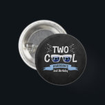 Badge Rond 2,50 Cm Deux garçons Cool Chalkboard 2e anniversaire<br><div class="desc">Célébrez dans le style avec ces boutons amusants et très tendance de 2ème anniversaire. Le design est facile à personnaliser avec votre libellé d'événement spécial et vos invités seront ravis quand ils verront ces boutons fabuleux. Les éléments correspondants se trouvent dans la collection.</div>