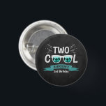 Badge Rond 2,50 Cm Deux garçons Cool Chalkboard 2e anniversaire<br><div class="desc">Célébrez dans le style avec ces boutons amusants et très tendance de 2ème anniversaire. Le design est facile à personnaliser avec votre libellé d'événement spécial et vos invités seront ravis quand ils verront ces boutons fabuleux. Les éléments correspondants se trouvent dans la collection.</div>