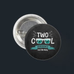 Badge Rond 2,50 Cm Deux garçons Cool Chalkboard 2e anniversaire<br><div class="desc">Célébrez dans le style avec ces boutons amusants et très tendance de 2ème anniversaire. Le design est facile à personnaliser avec votre libellé d'événement spécial et vos invités seront ravis quand ils verront ces boutons fabuleux. Les éléments correspondants se trouvent dans la collection.</div>