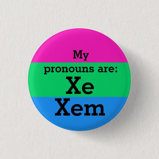 Badge Rond 2,50 Cm Drapeau de la polysexualité avec des pronouns Xe/X (Devant)