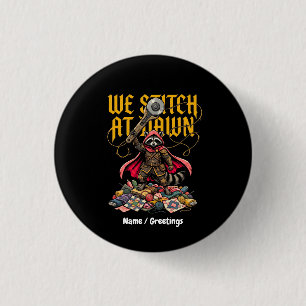 Badge Rond 2,50 Cm Drôle Nous Cousons à l'Aube Raton laveur Couture B