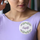 Badge Rond 2,50 Cm Écriture de nom d'eucalyptus violet de lavande<br><div class="desc">Un arrière - plan blanc chic. Décoré de lavande,  fleurs de fleurs de violet et de verdure d'eucalyptus aquarellée. Personnalisez et ajoutez un nom.</div>
