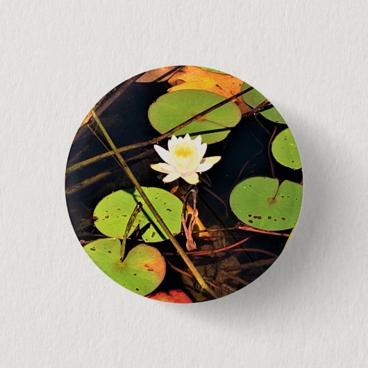 Badge Rond 2,50 Cm "Ethérée Lily Pad Pond avec Central White Blossom (Devant)
