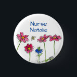 Badge Rond 2,50 Cm Étiquette de nom d'infirmière avec fleurs de cosmo<br><div class="desc">Un joli badge avec des fleurs de cosmos rose vif et une nigelle bleue avec une abeille dessinée à l'encre en aquarelle. Badge amusant pour une étiquette de nom d'infirmière!</div>