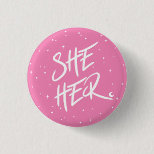 Badge Rond 2,50 Cm Étoiles Elle/Ses pronounounes en rose