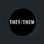 Badge Rond 2,50 Cm Eux Genre Pronounounounounounes blanc et noir simp<br><div class="desc">Ils Them non binaire Genre Pronouns noir et blanc moderne minimaliste simple bouton épingle. Texte noir personnalisable,  arrière - plan blanc. Gay pride Lgbtq</div>