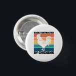 Badge Rond 2,50 Cm Facilement Distrait Par Les Amateurs De Rooster Co<br><div class="desc">Grand cadeau pour les amateurs de poulet avec une citation drôle "Facilement distrait par les poulets" pour le propriétaire de poulet.</div>